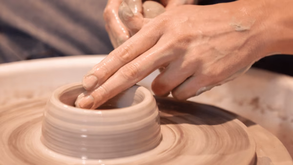 Waarom pottenbakken de leukste workshop is voor een uitje in Brabant